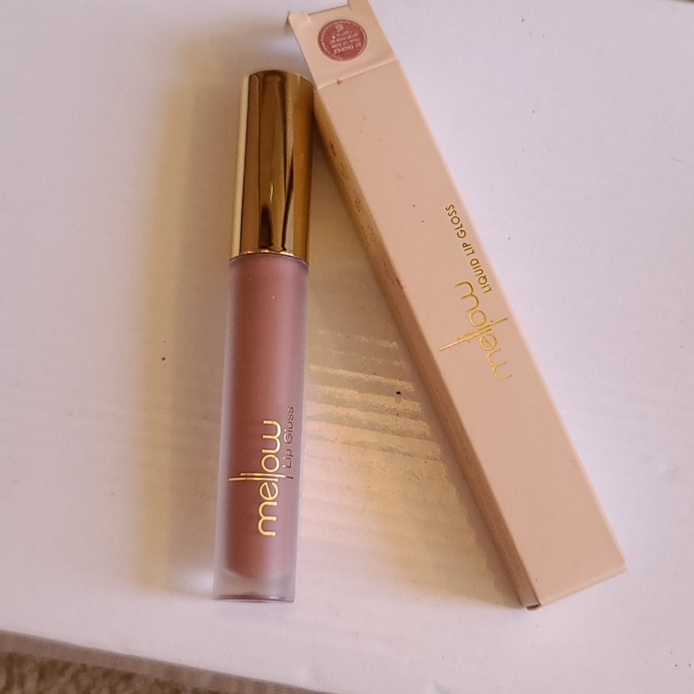 Mellow liquid lip gloss